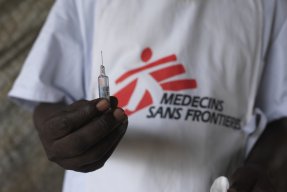 En hälsovårdsarbetare i Sydsudan håller upp en spruta med vaccin mot hepatit E