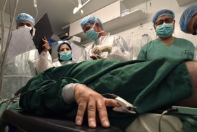 En man ska opereras på vår vårdinrättning i östra Mosul, Irak. En biopsi visade att han hade utvecklat en multiresistent infektion efter sin förra operation. 