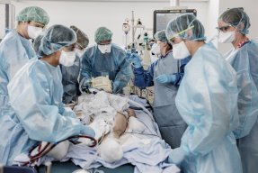 Personalen vänder en patient med covid-19 på ett sjukhus i Geneve, Schweiz, för att underlätta andningen.
