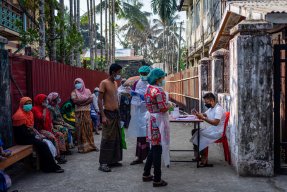 Patienter väntar på Läkare Utan Gränsers klinik i staden Sittwe, Myanmar