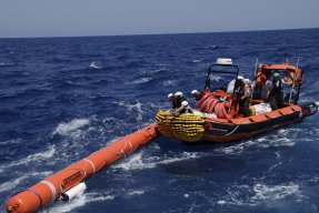 En gummibåt på Medelhavet med ett räddningsteam från Läkare Utan Gränser