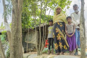 Tayeba Begum, tillsammans med delar av sin familj i flyktinglägret Cox's Bazar, Bangladesh.