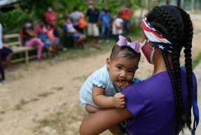 Fyra månader gamla Andreilys besöker den enklare vårdcentralen i staten Sucre, Venezuela, tillsammans med sin mamma.⁣ ⁣