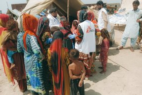 Personer samlade utanför ett tält