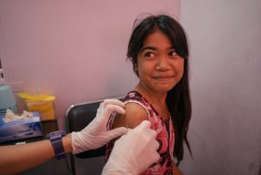 en flicka får vaccin mot humant papillonvirus