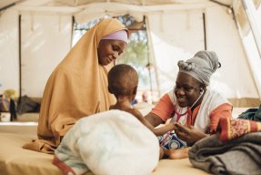 En sjuksköterska undersöker ett barn.