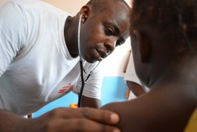 En anställd på Läkare Utan Gränser undersöker en patient i Centralafrikanska republiken