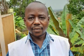 Närbild på man i Läkare Utan Gränser väst.