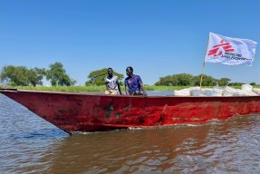 Två medarbetare åker båt på en flod.