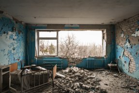 Ett förstört sjukhusrum i Ukraina.