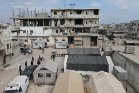 Ett hus som nästan helt har förstörts av jordbävningarna.