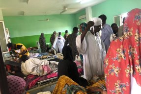 Ett rum fullt med människor.