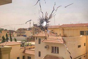 kulhål i ett fönster i en byggnad i Khartoum