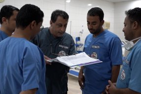En grupp sjuksköterskor diskuterar en patient på ett sjukhus i Jemen