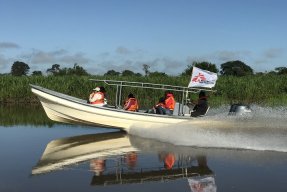 En båt åker på en flod.