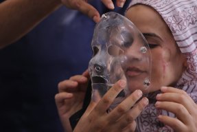 En kvinna provar en 3D-printad mask