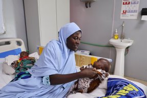 Kvinna med sina tvillingar som fått behandling för undernäring på sjukhuset.