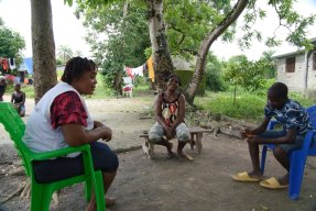 Kvinnlig personal pratar med två patienter.