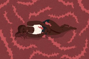 Ilustration av en kvinna som ligger och håller händerna över sitt underliv. 