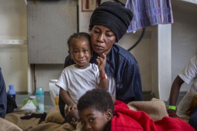 En kvinna håller om sin unga dotter ombord på Läkare Utan Gränsers sök- och räddnignsfartyg Geo Barents.