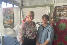 Programledare Catinka Agneskog och gästen Alexandra Malm står bredvid varandra och tittar in i kameran i kontorsmiljö.