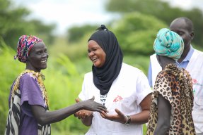 Awa Abdou med lokalbefolkningen i Abyei.