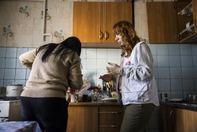 Två kvinnor pratar i ett kök