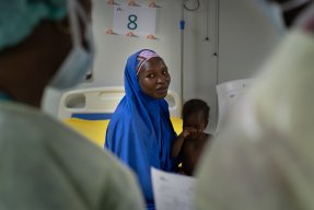 En mor besöker ett sjukhus med sitt barn