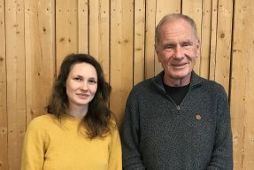 Tove Tikkanen, programledare och Mats Blennow, gäst, tittar in i kameran.
