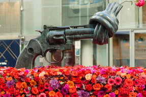 Staty an en pistol med knuten pipa, dekorerad med rosa rosor