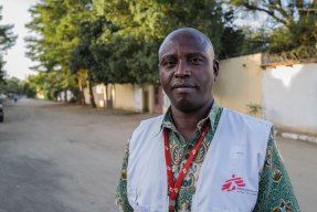 Man i Läkare Utan Gränser-väst tittar in i kameran.