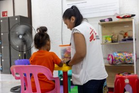 En av Läkare Utan Gränsers anställda leker med en liten flicka.