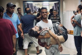 Man bär in en livlös man på en akutmottagning