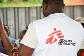 En man bakifrån med en MSF-väst