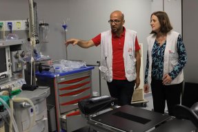 Vårdpersonal med Läkare Utan Gränser-västar på en sjukhusavdelning