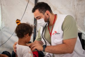 Ett barn fblir udnersökt av en från Läkare Utan Gränser