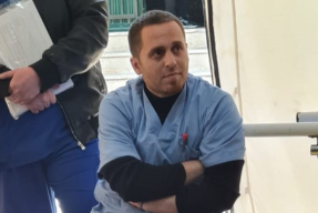 Man i blå läkaruniform