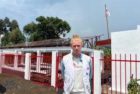 Porträttbild av Zacharias Edholm framför en byggnad.