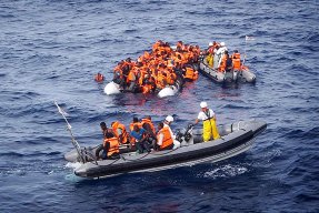 Flera människor föll i vattnet under en av räddningarna som Alexander var inblandad i på Medelhavet. 