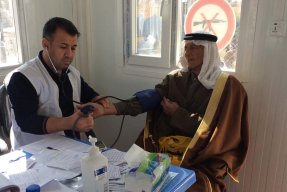En patient får hjälp på en av våra kliniker i Irak. 
