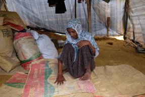 En 60-årig kvinna som flytt från Maungdaw i Rakhine, Myanmar, till Bangladesh. 