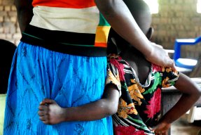 Kongo-Kinshasa. Barnen kommer med sina föräldrar till mässlingssjukhuset i Mulongo. 