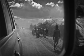 Riksväg 13 i Madagaskar trafikeras mest av fotgängare och oxkärror.