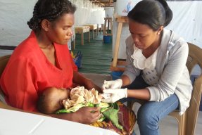 Den lilla flickan får en intravenös infart när hon kommet till sjukhusets intensivvårdsavdelning. 