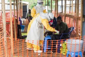 På Läkare Utan Gränsers ebolacenter i Kailahun, Sierra Leone, finns det plats för 80 patienter. FOTO: Sylvain Cherkaoui/Cosmos.
