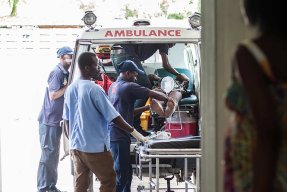 En patient anländer med ambulans till vårt sjukhus Centre de Référence en Urgence Obstétricale i Port-au-Prince, Haiti. 