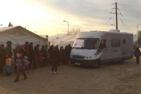 Människor på flykt köar utanför vår mobila klinik i Idomeni, Grekland, för att få träffa det medicinska teamet.