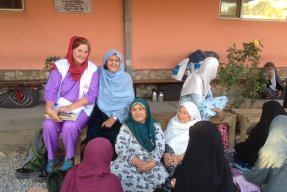 utanför mödravårdskliniken med de äldra kvinnorna som väntar på släktingar som ska föda