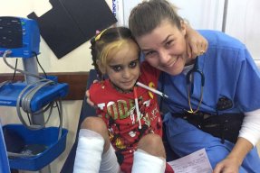 Barnläkaren Monica Thallinger tillsammans med Alia i västra Mosul, Irak, inför högtiden Eid.