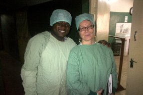 Jaana i operationskläder för att minska kontamineringsrisker när hon analyserar strömbehovet på sjukhuset. 